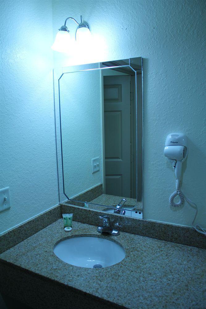 Americas Best Value Inn & Suites-Winnie Ngoại thất bức ảnh