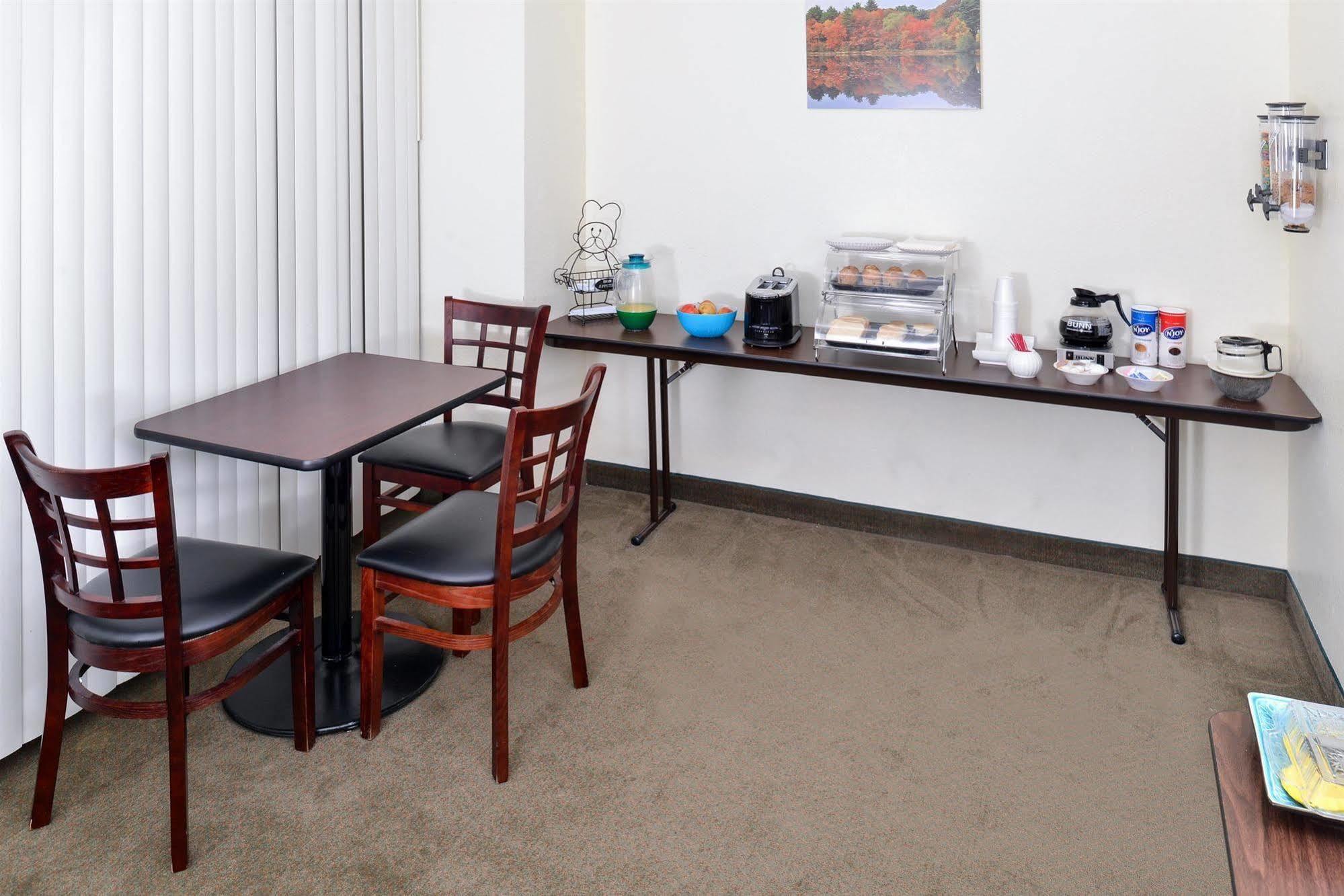 Americas Best Value Inn & Suites-Winnie Ngoại thất bức ảnh