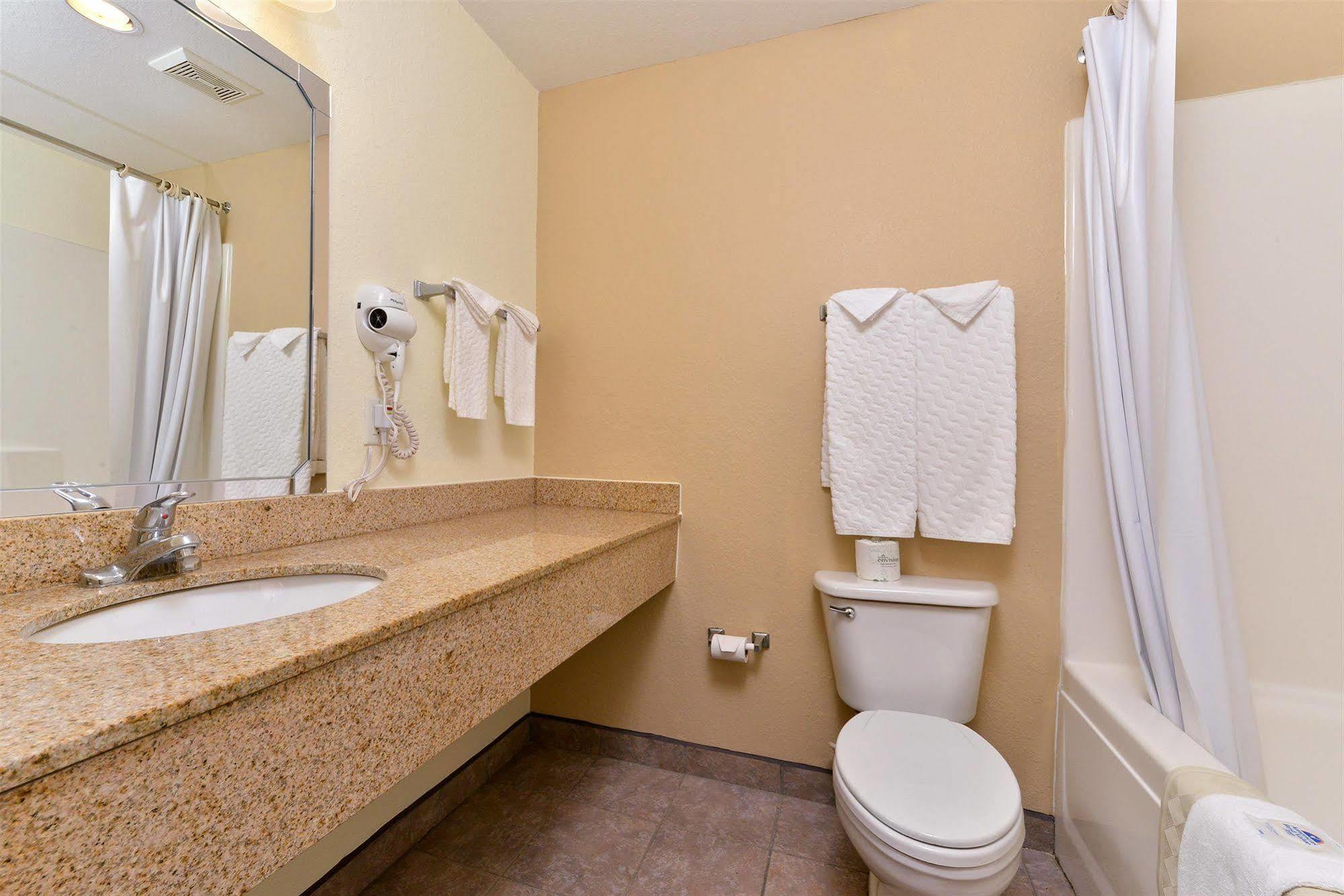 Americas Best Value Inn & Suites-Winnie Ngoại thất bức ảnh
